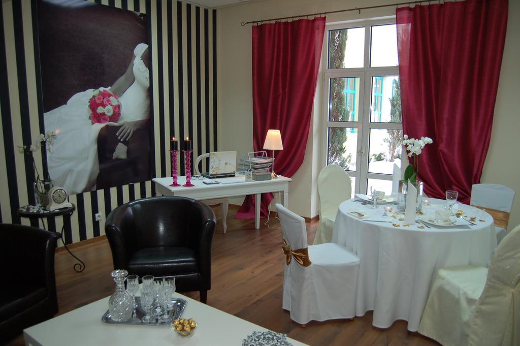 Green Hotel Komorniki  Extérieur photo