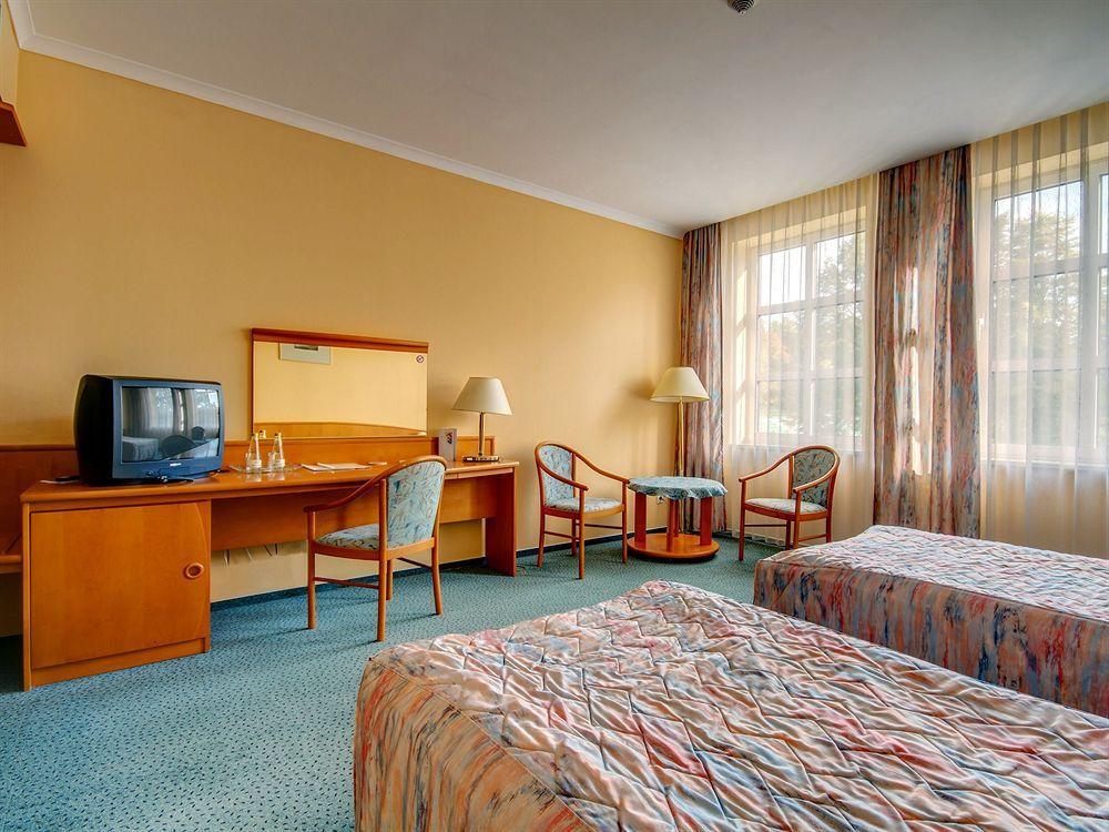 Green Hotel Komorniki  Extérieur photo