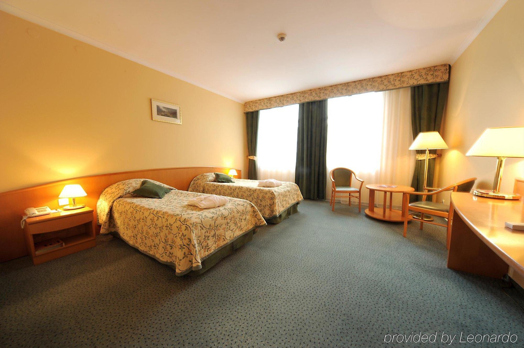 Green Hotel Komorniki  Extérieur photo