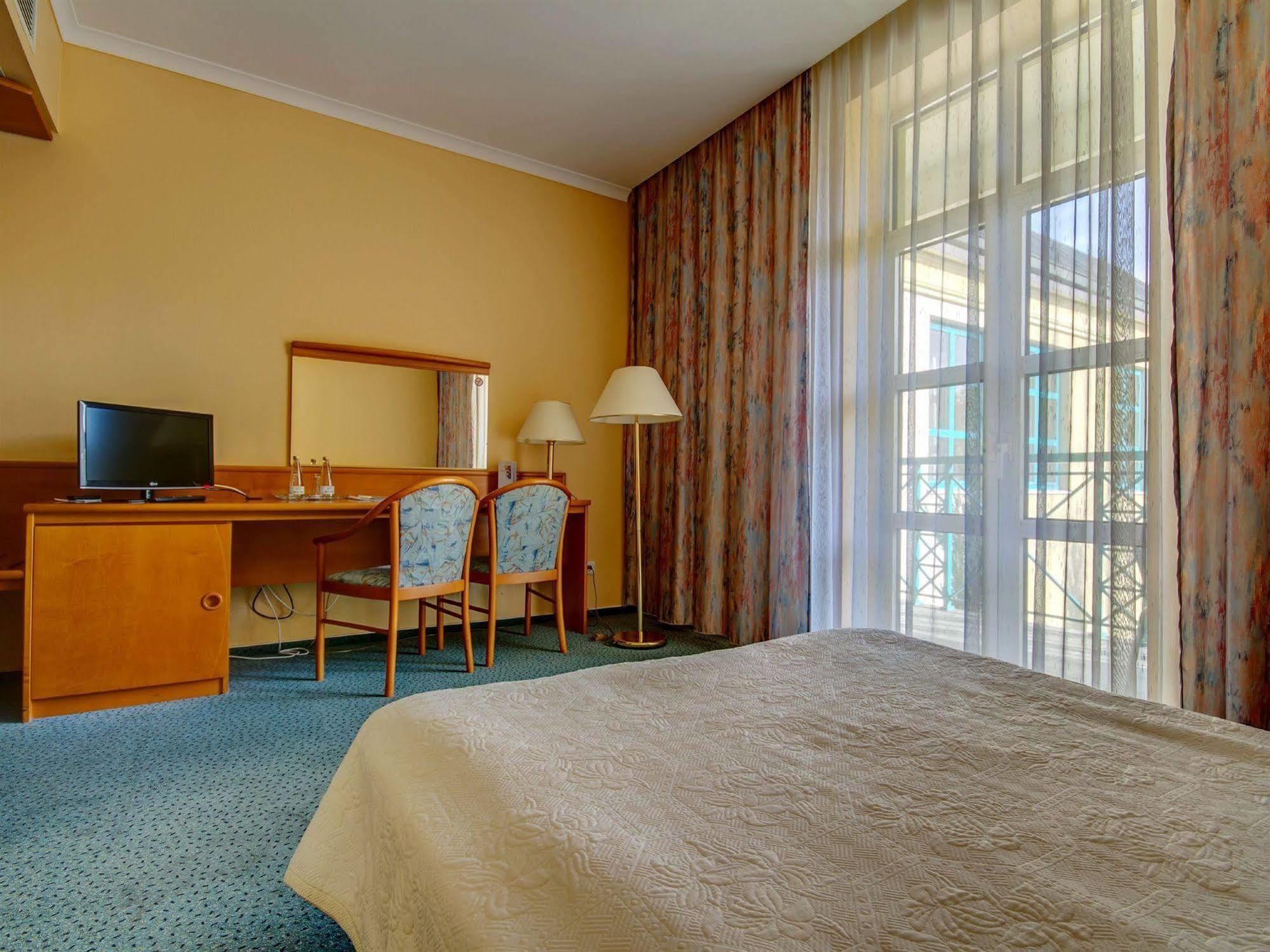 Green Hotel Komorniki  Extérieur photo