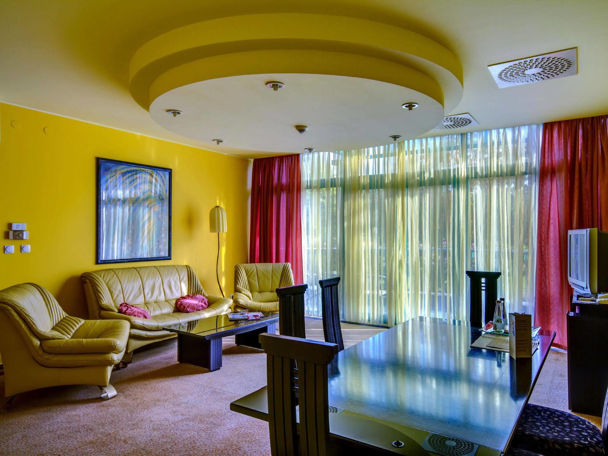 Green Hotel Komorniki  Extérieur photo
