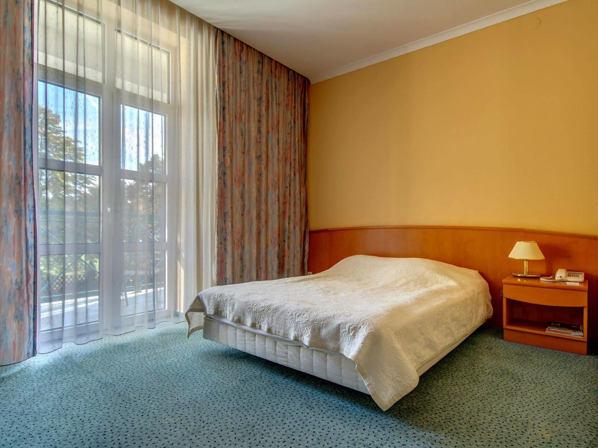 Green Hotel Komorniki  Extérieur photo