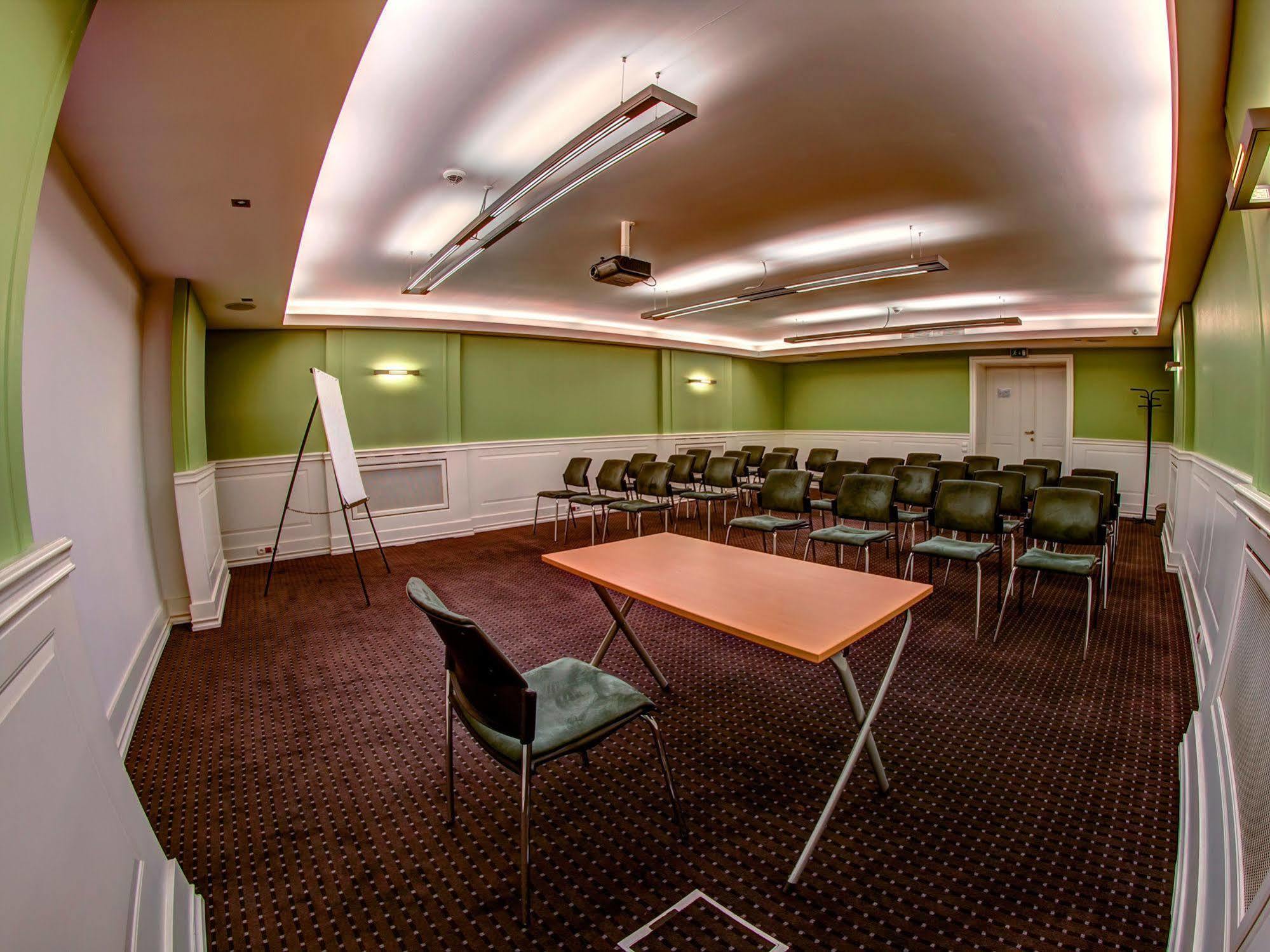 Green Hotel Komorniki  Extérieur photo
