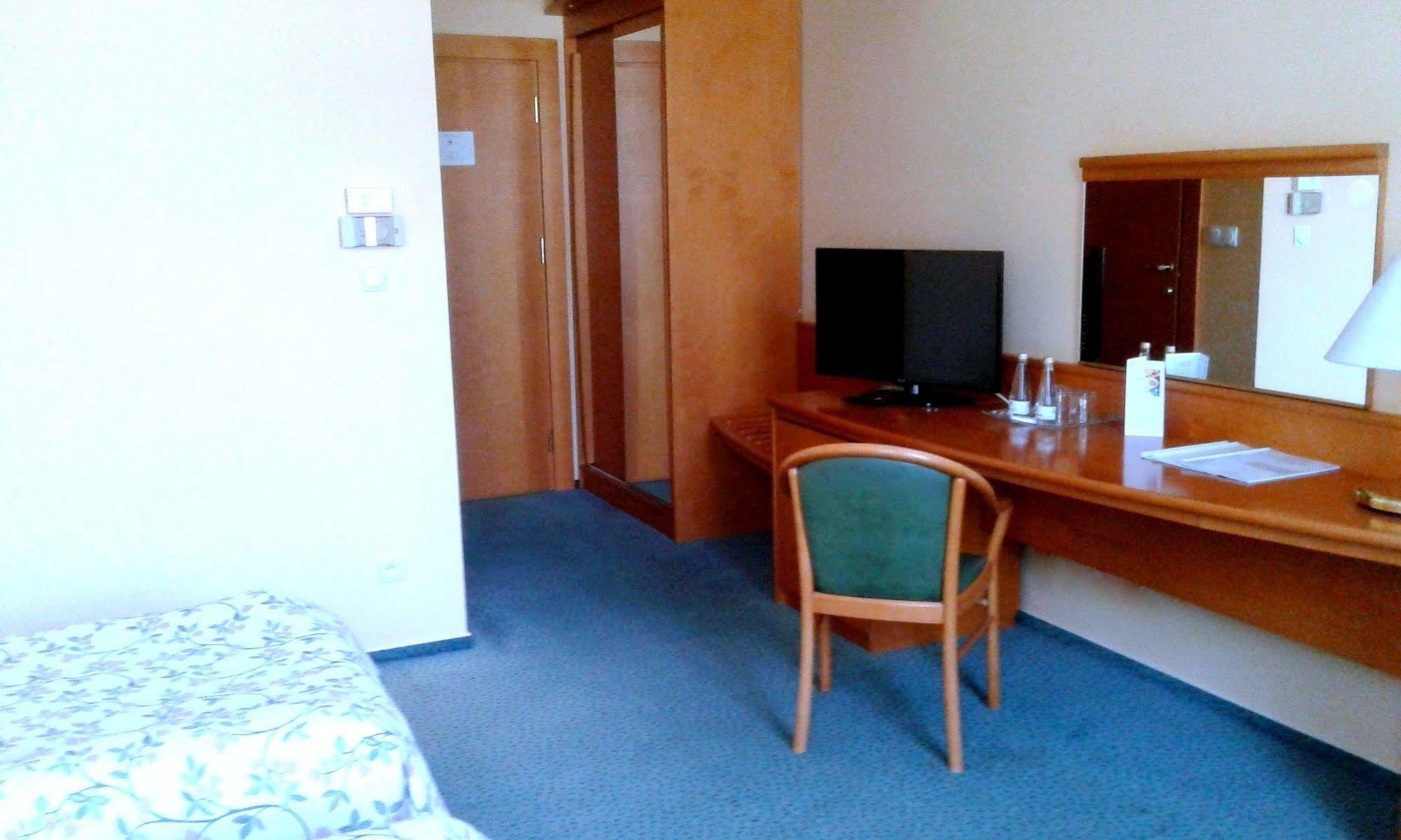 Green Hotel Komorniki  Extérieur photo