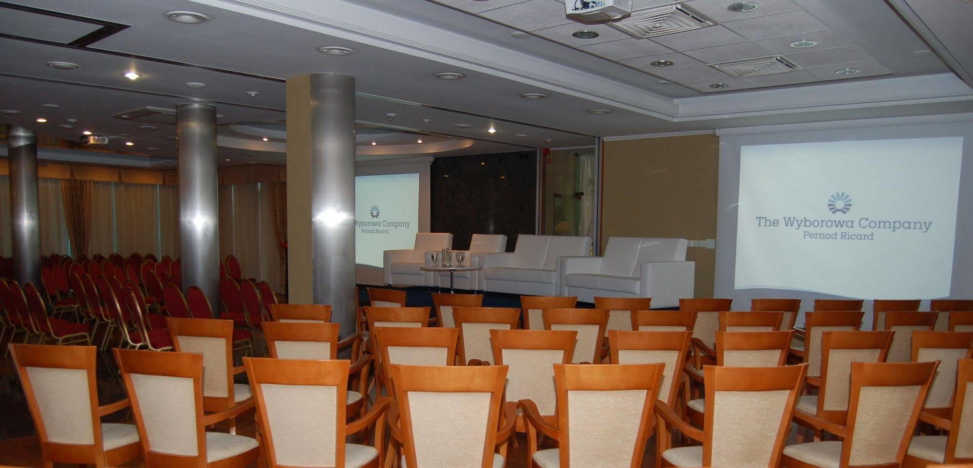 Green Hotel Komorniki  Extérieur photo