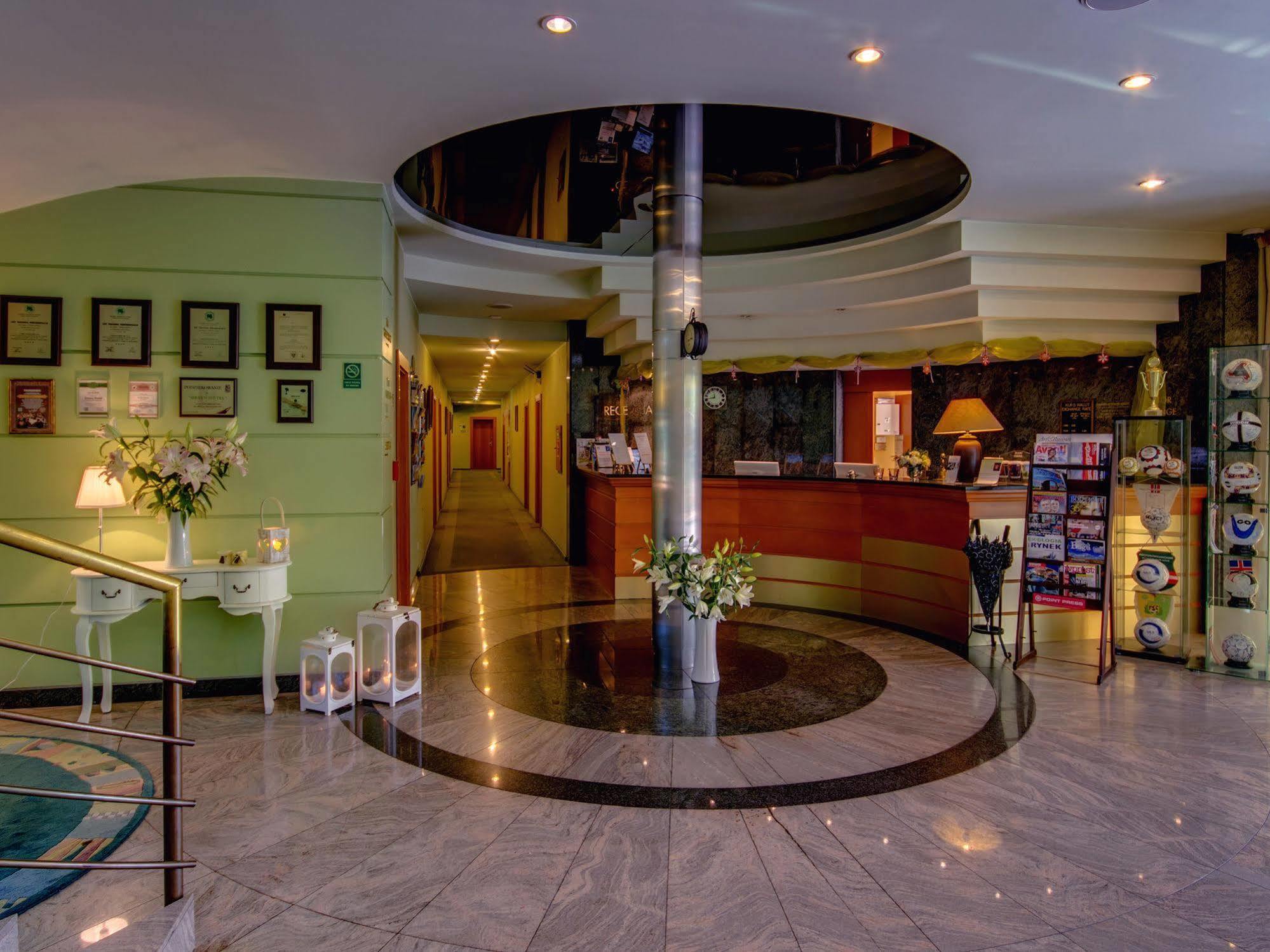Green Hotel Komorniki  Extérieur photo