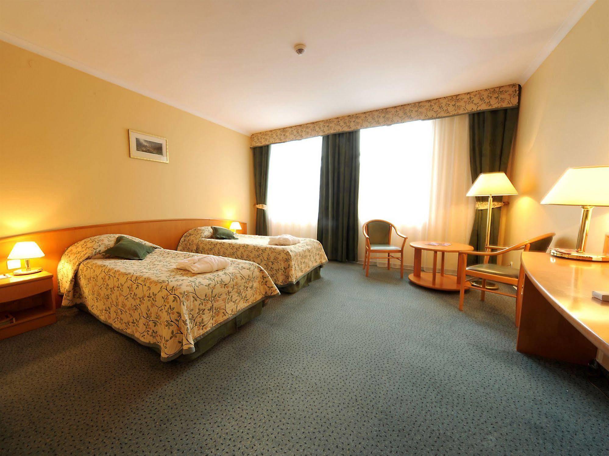 Green Hotel Komorniki  Extérieur photo