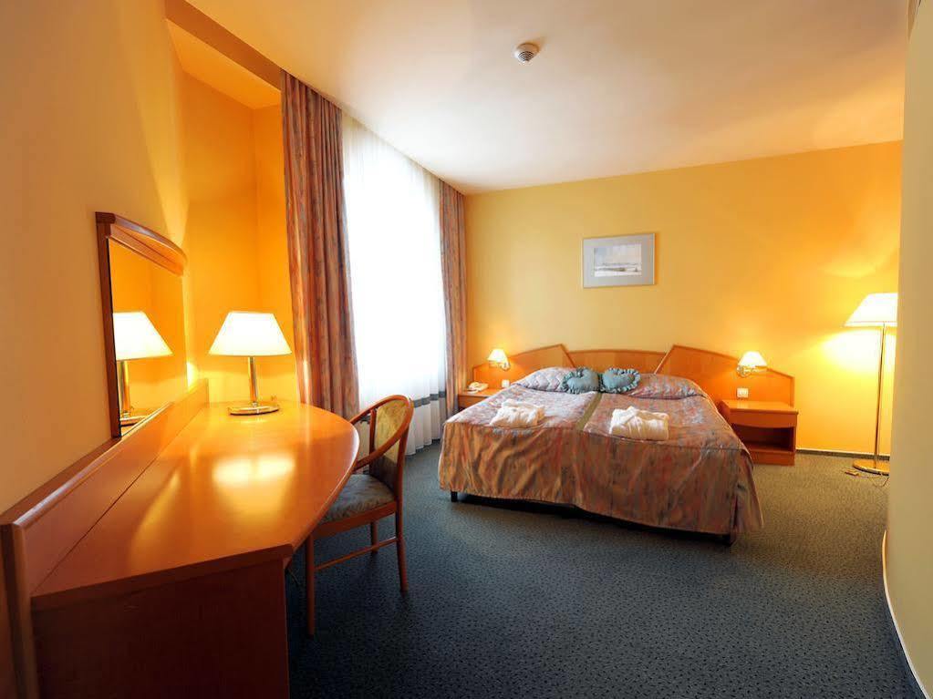 Green Hotel Komorniki  Extérieur photo