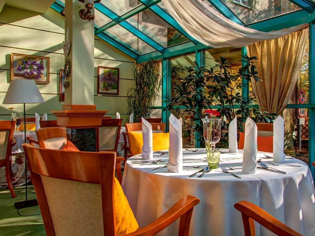 Green Hotel Komorniki  Extérieur photo